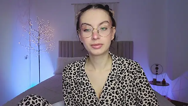 Snapshot of Real_cutie1 chatting on 03.16.26 Real cutie1 online show from 03.16.26