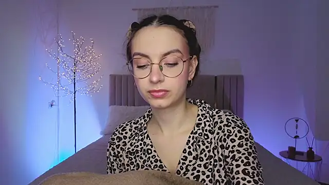 Snapshot of Real_cutie1 chatting on 03.17.26 Real cutie1 online show from 03.17.26