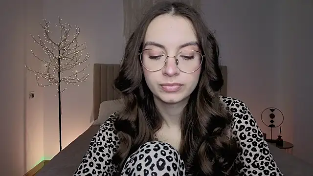 Snapshot of Real_cutie1 chatting on 03.25.26 Real cutie1 online show from 03.25.26