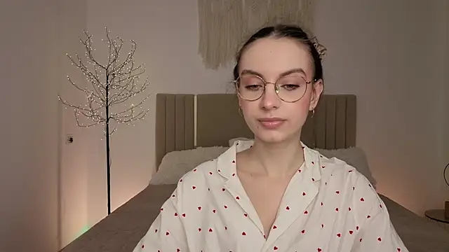 Snapshot of Real_cutie1 chatting on 03.26.26 Real cutie1 online show from 03.26.26