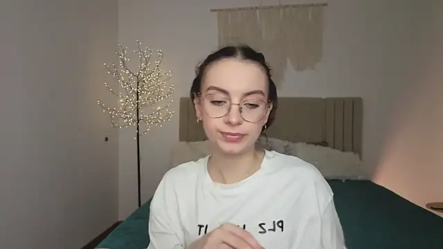 Snapshot of Real_cutie1 chatting on 04.02.26 Real cutie1 online show from 04.02.26