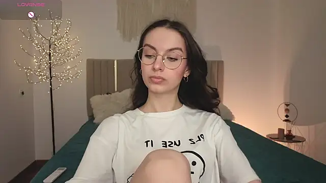 Snapshot of Real_cutie1 chatting on 04.04.26 Real cutie1 online show from 04.04.26