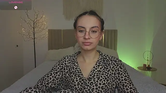 Snapshot of Real_cutie1 chatting on 04.14.26 Real cutie1 online show from 04.14.26