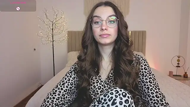 Snapshot of Real_cutie1 chatting on 04.25.26 Real cutie1 online show from 04.25.26