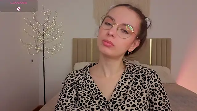 Snapshot of Real_cutie1 chatting on 05.19.26 Real cutie1 online show from 05.19.26