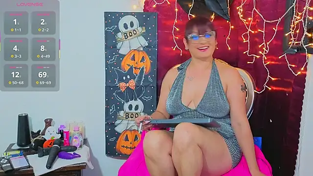 Snapshot of ElegantRouse chatting on 10.18.25 ElegantRouse online show from 10.18.25