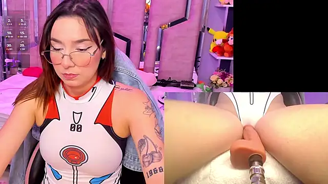 Snapshot of NicoleFerrel chatting on 09.17.25 NicoleFerrel online show from 09.17.25