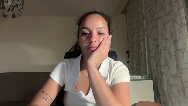 Snapshot of Maia_Park chatting on 05.16.26 Maia Park online show from 05.16.26
