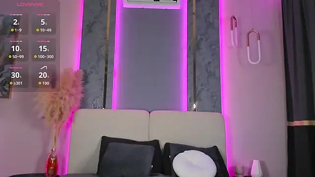 Snapshot of lunamuna1 chatting on 10.21.25 lunamuna1 online show from 10.21.25