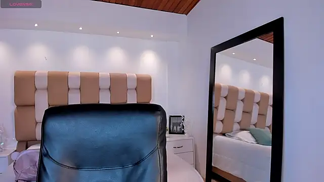 Snapshot of AidaJones chatting on 10.30.25 AidaJones online show from 10.30.25