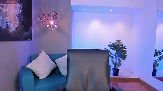 Snapshot of AidaJones chatting on 11.19.25 AidaJones online show from 11.19.25