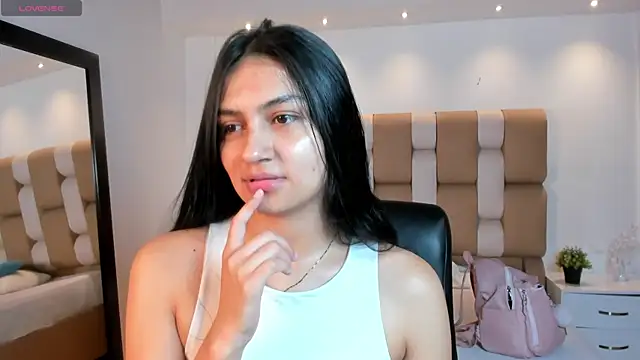 Snapshot of AidaJones chatting on 12.17.25 AidaJones online show from 12.17.25