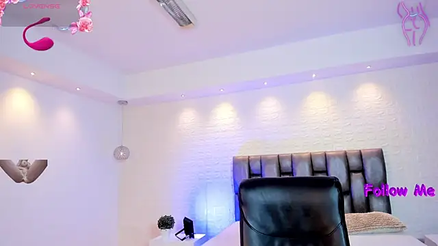 Snapshot of AidaJones chatting on 04.11.26 AidaJones online show from 04.11.26