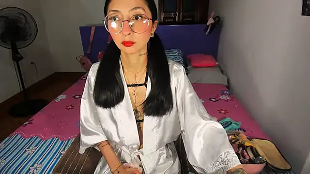 Snapshot of Anais_lux chatting on 05.17.26 Anais lux online show from 05.17.26