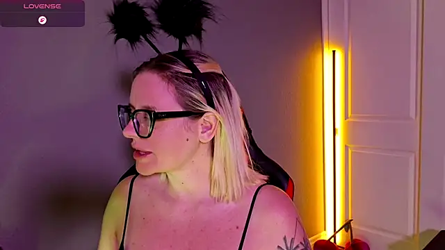 Snapshot of Charlies_world chatting on 10.31.25 Charlies world online show from 10.31.25