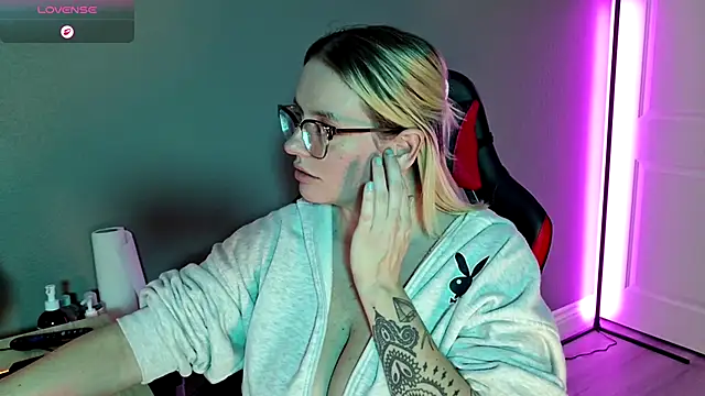 Snapshot of Charlies_world chatting on 11.06.25 Charlies world online show from 11.06.25