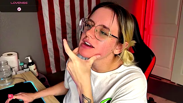 Snapshot of Charlies_world chatting on 12.22.25 Charlies world online show from 12.22.25