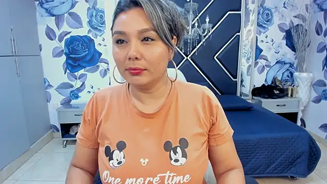 LatinaHoleQueen online show from 09.15.25