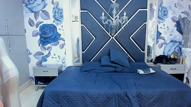 LatinaHoleQueen online show from 10.24.25