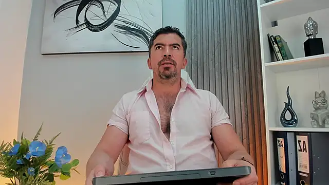 Snapshot of JuanKFit_45 chatting on 05.27.26 JuanKFit 45 online show from 05.27.26