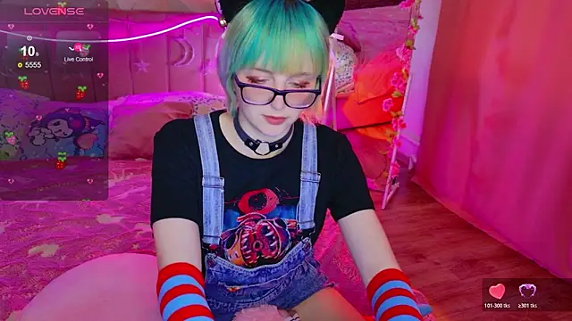 Snapshot of CoralineYoung chatting on 05.17.26 CoralineYoung online show from 05.17.26