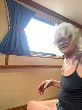 Snapshot of ladyboatlady chatting on 07.04.26 ladyboatlady online show from 07.04.26