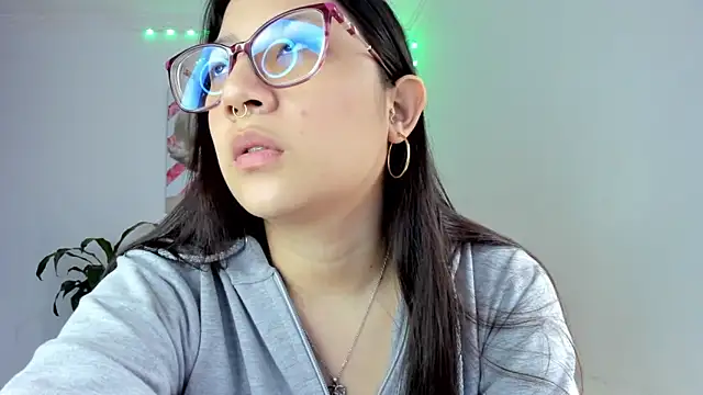 Snapshot of rouse_red chatting on 09.18.25 rouse red online show from 09.18.25