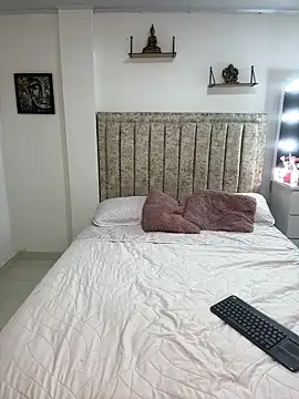 EmiilyEvans  online show from 10.20.25