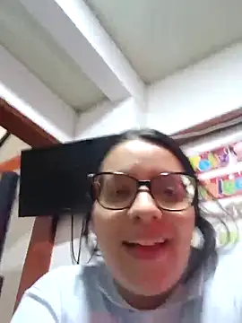 Snapshot of Vanesitacooper chatting on 10.15.25 Vanesitacooper online show from 10.15.25