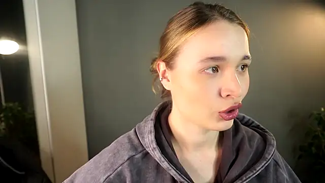 lisa schiele online show from 12.04.25