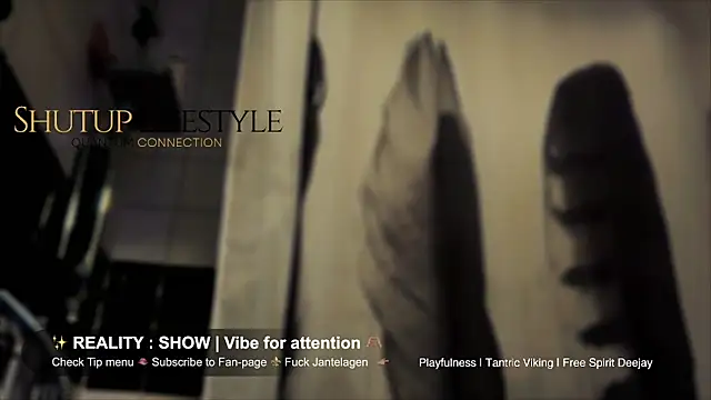 Snapshot of SwingWingWomanSweden chatting on 12.17.25 SwingWingWomanSweden online show from 12.17.25