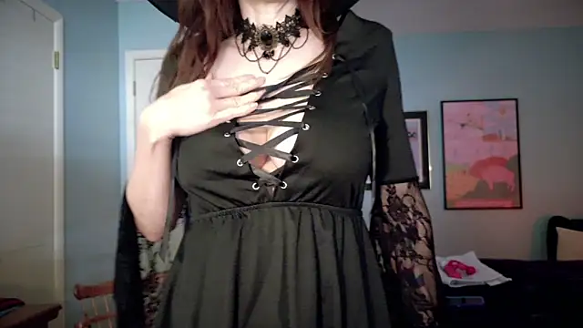 Snapshot of MommyGoddessL chatting on 10.31.25 MommyGoddessL online show from 10.31.25