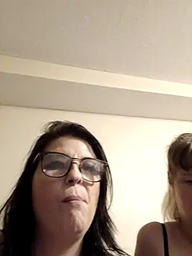 Snapshot of Neveah1 chatting on 09.20.25 Neveah1 online show from 09.20.25