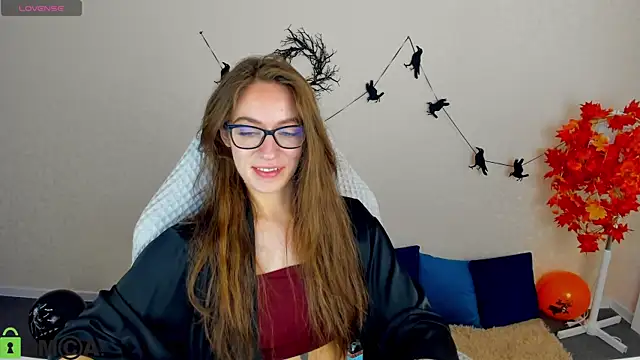 Agnes Wells online show from 11.03.25