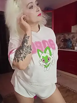 Snapshot of SquirtMilf00 chatting on 10.08.25 SquirtMilf00 online show from 10.08.25