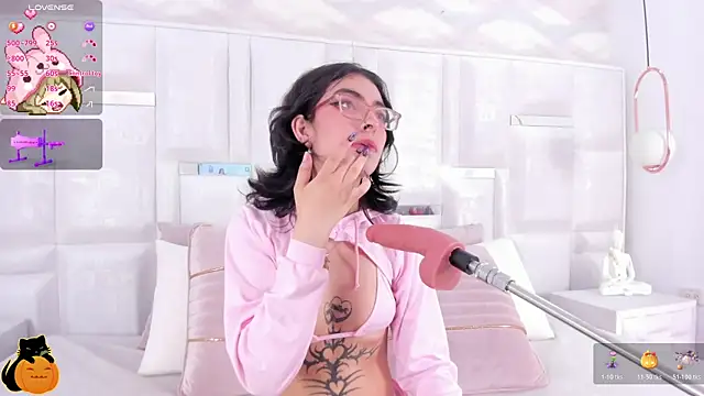 Im Molly Angel online show from 10.28.25