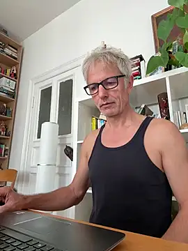 Snapshot of SexyLeon8 chatting on 09.15.25 SexyLeon8 online show from 09.15.25