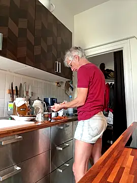 Snapshot of SexyLeon8 chatting on 09.22.25 SexyLeon8 online show from 09.22.25