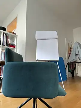 Snapshot of SexyLeon8 chatting on 10.20.25 SexyLeon8 online show from 10.20.25