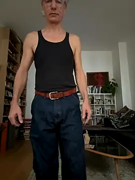 Snapshot of SexyLeon8 chatting on 10.27.25 SexyLeon8 online show from 10.27.25