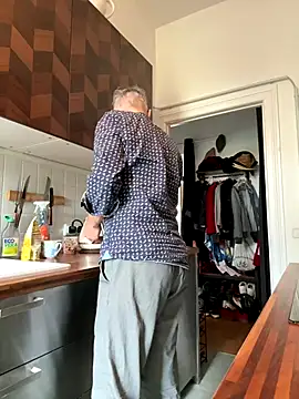 Snapshot of SexyLeon8 chatting on 11.04.25 SexyLeon8 online show from 11.04.25