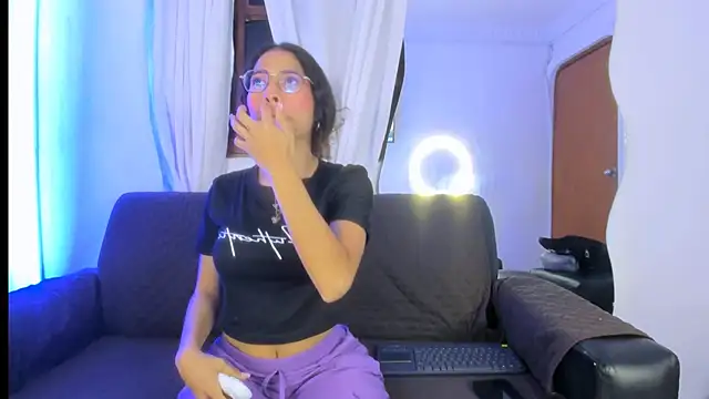 Akira Hime online show from 10.19.25