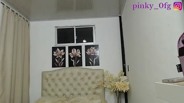 Snapshot of pinky_f00x chatting on 09.20.25 pinky f00x online show from 09.20.25