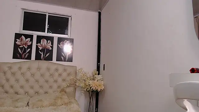 Snapshot of pinky_f00x chatting on 09.27.25 pinky f00x online show from 09.27.25