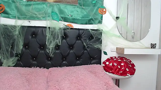 Snapshot of pinky_f00x chatting on 10.10.25 pinky f00x online show from 10.10.25