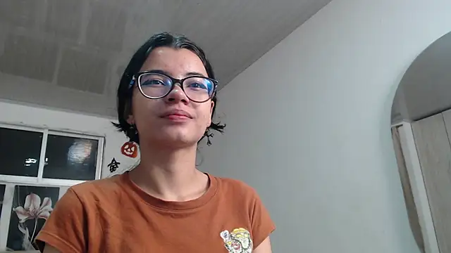 Snapshot of pinky_f00x chatting on 10.17.25 pinky f00x online show from 10.17.25