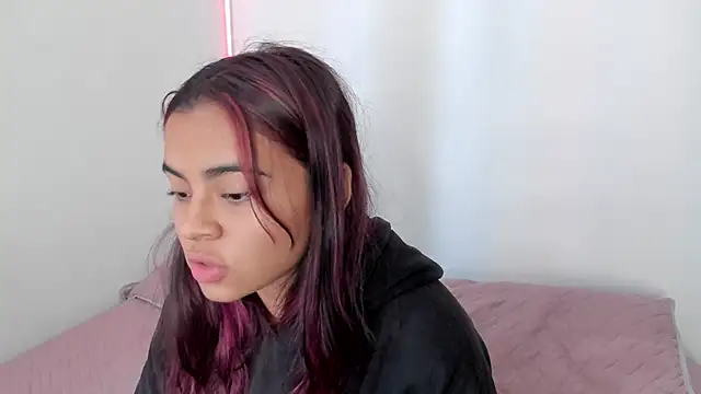 Snapshot of valy_shyness chatting on 09.18.25 valy shyness online show from 09.18.25