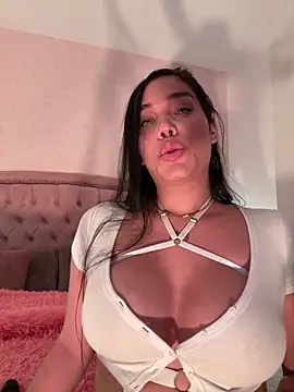 Snapshot of Bella__Wood chatting on 09.21.25 Bella Wood online show from 09.21.25