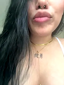 Snapshot of Bella__Wood chatting on 09.28.25 Bella Wood online show from 09.28.25