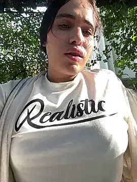 Snapshot of Bella__Wood chatting on 10.06.25 Bella Wood online show from 10.06.25